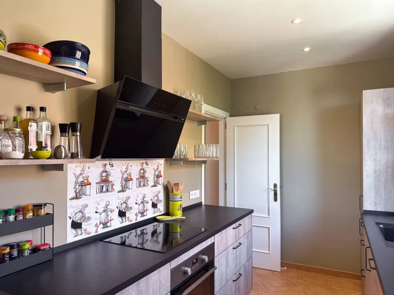 This is a bright and well-kept 3-bedroom apartment in La Mairena, offering a great mix of space, views and comfort.