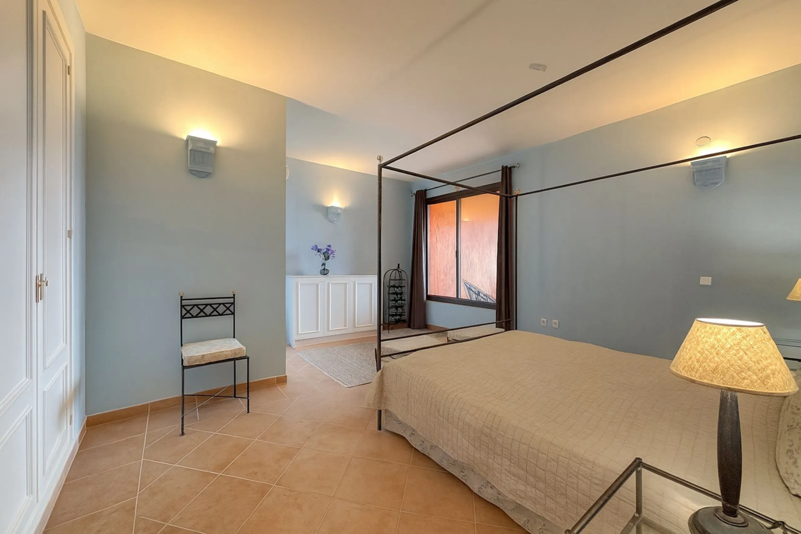 This is a bright and well-kept 3-bedroom apartment in La Mairena, offering a great mix of space, views and comfort.