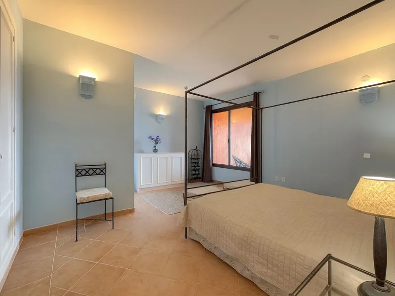 This is a bright and well-kept 3-bedroom apartment in La Mairena, offering a great mix of space, views and comfort.