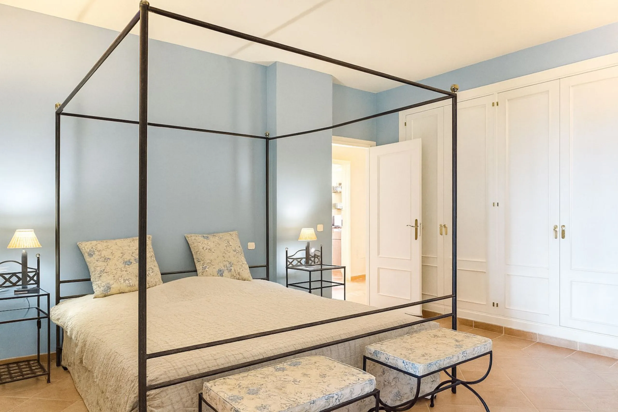 This is a bright and well-kept 3-bedroom apartment in La Mairena, offering a great mix of space, views and comfort.