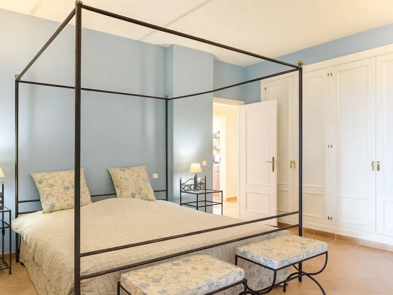 This is a bright and well-kept 3-bedroom apartment in La Mairena, offering a great mix of space, views and comfort.