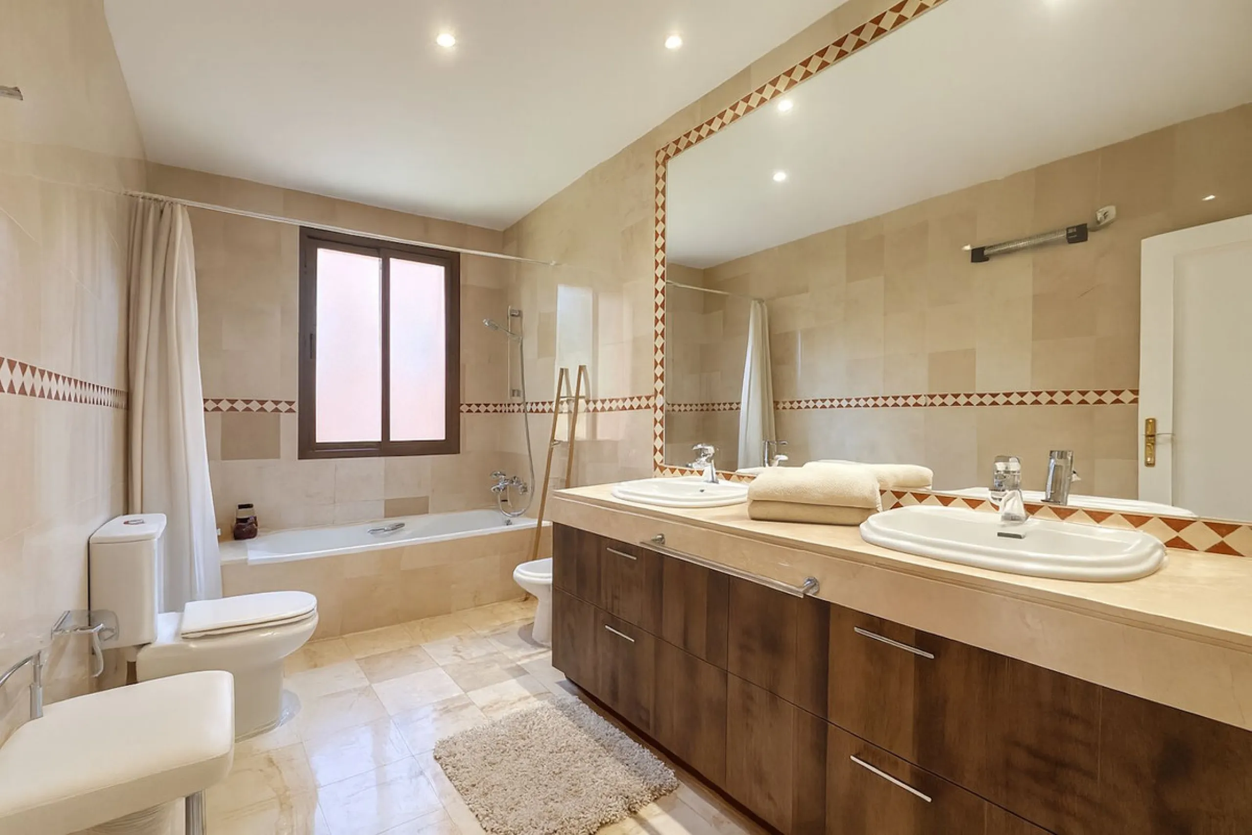 This is a bright and well-kept 3-bedroom apartment in La Mairena, offering a great mix of space, views and comfort.