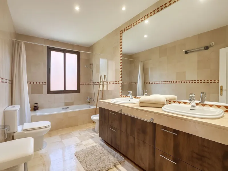 This is a bright and well-kept 3-bedroom apartment in La Mairena, offering a great mix of space, views and comfort.