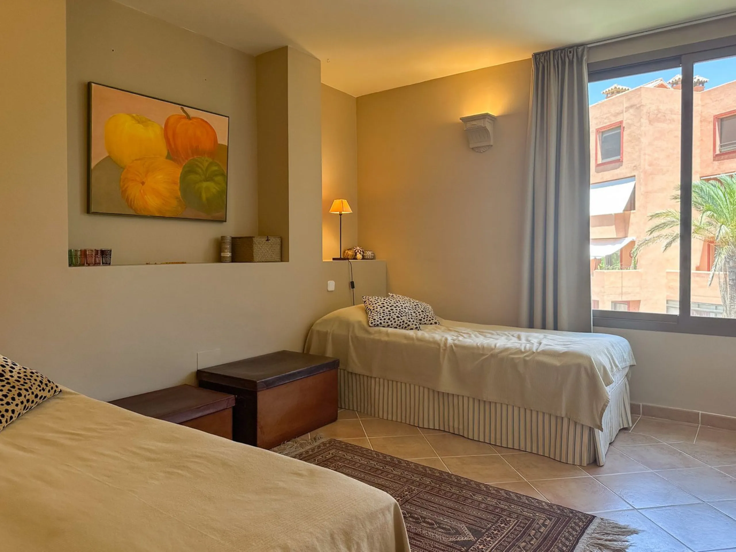This is a bright and well-kept 3-bedroom apartment in La Mairena, offering a great mix of space, views and comfort.