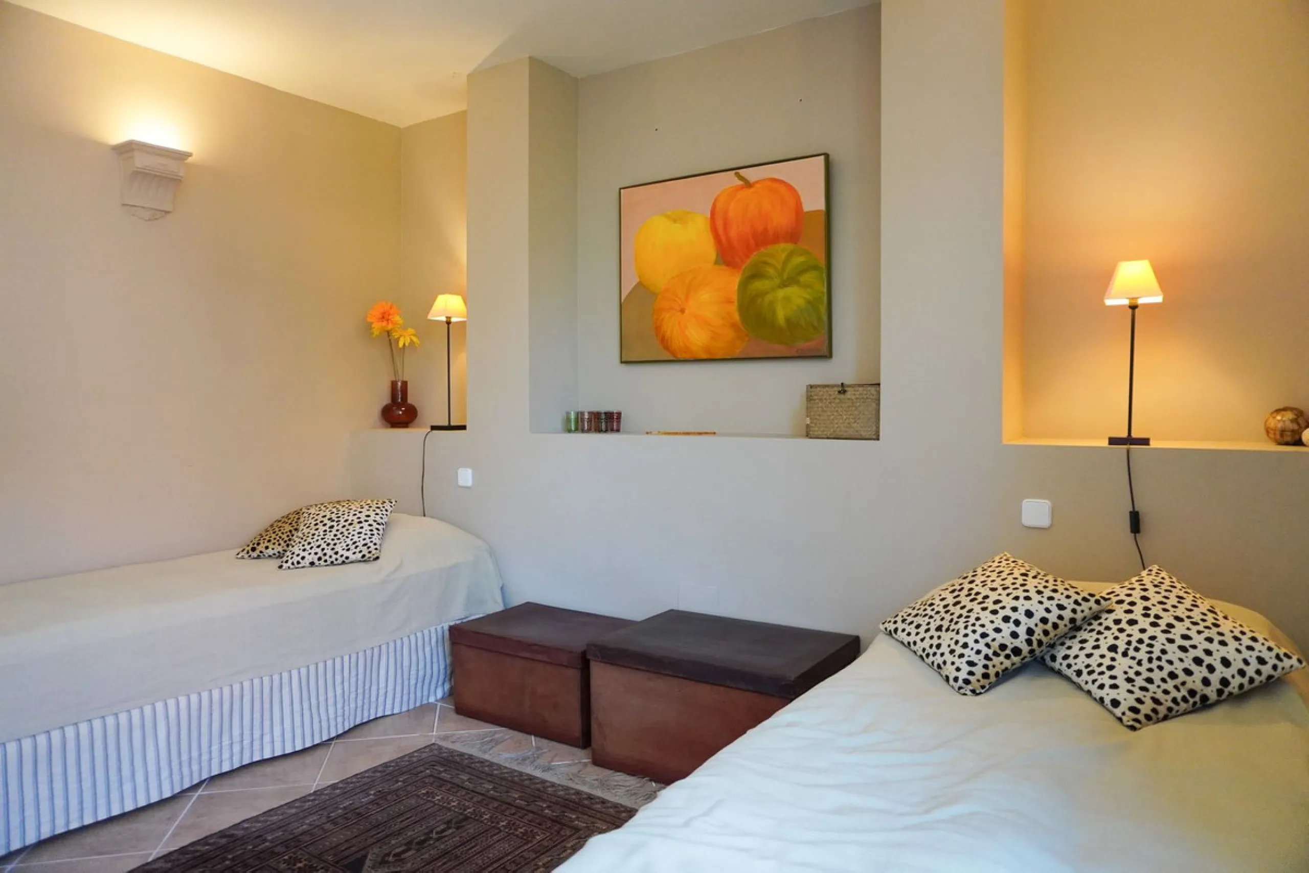 This is a bright and well-kept 3-bedroom apartment in La Mairena, offering a great mix of space, views and comfort.