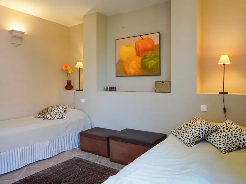 This is a bright and well-kept 3-bedroom apartment in La Mairena, offering a great mix of space, views and comfort.