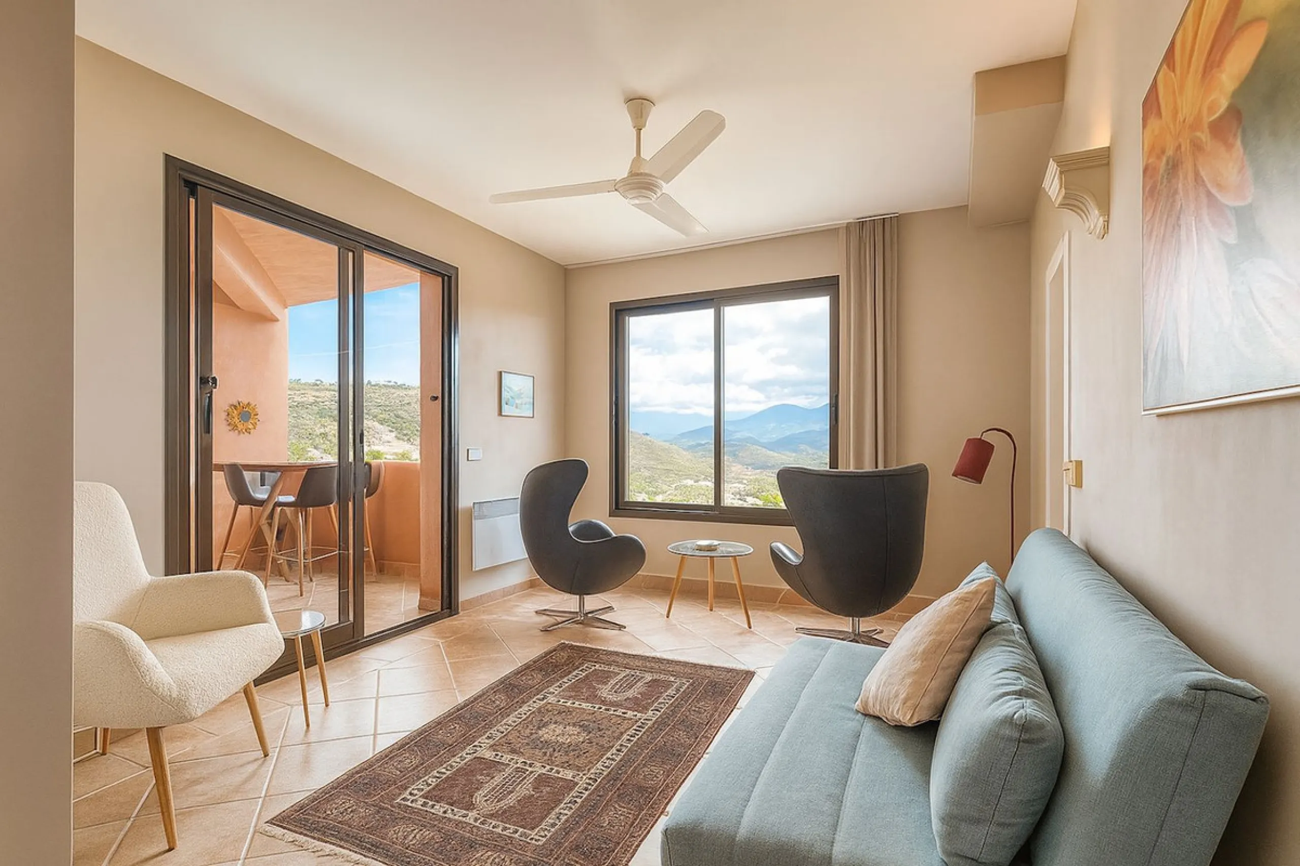 This is a bright and well-kept 3-bedroom apartment in La Mairena, offering a great mix of space, views and comfort.