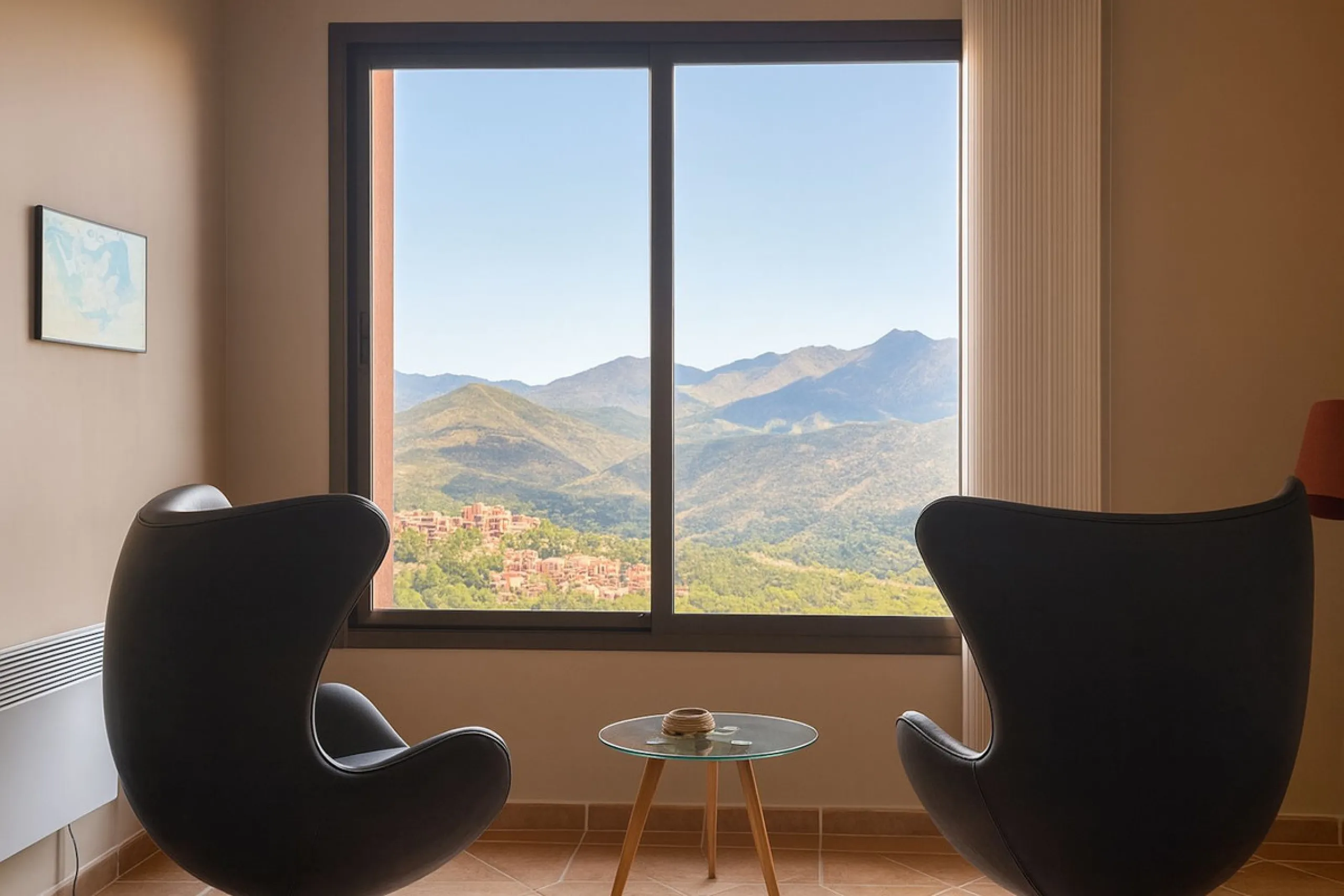 This is a bright and well-kept 3-bedroom apartment in La Mairena, offering a great mix of space, views and comfort.