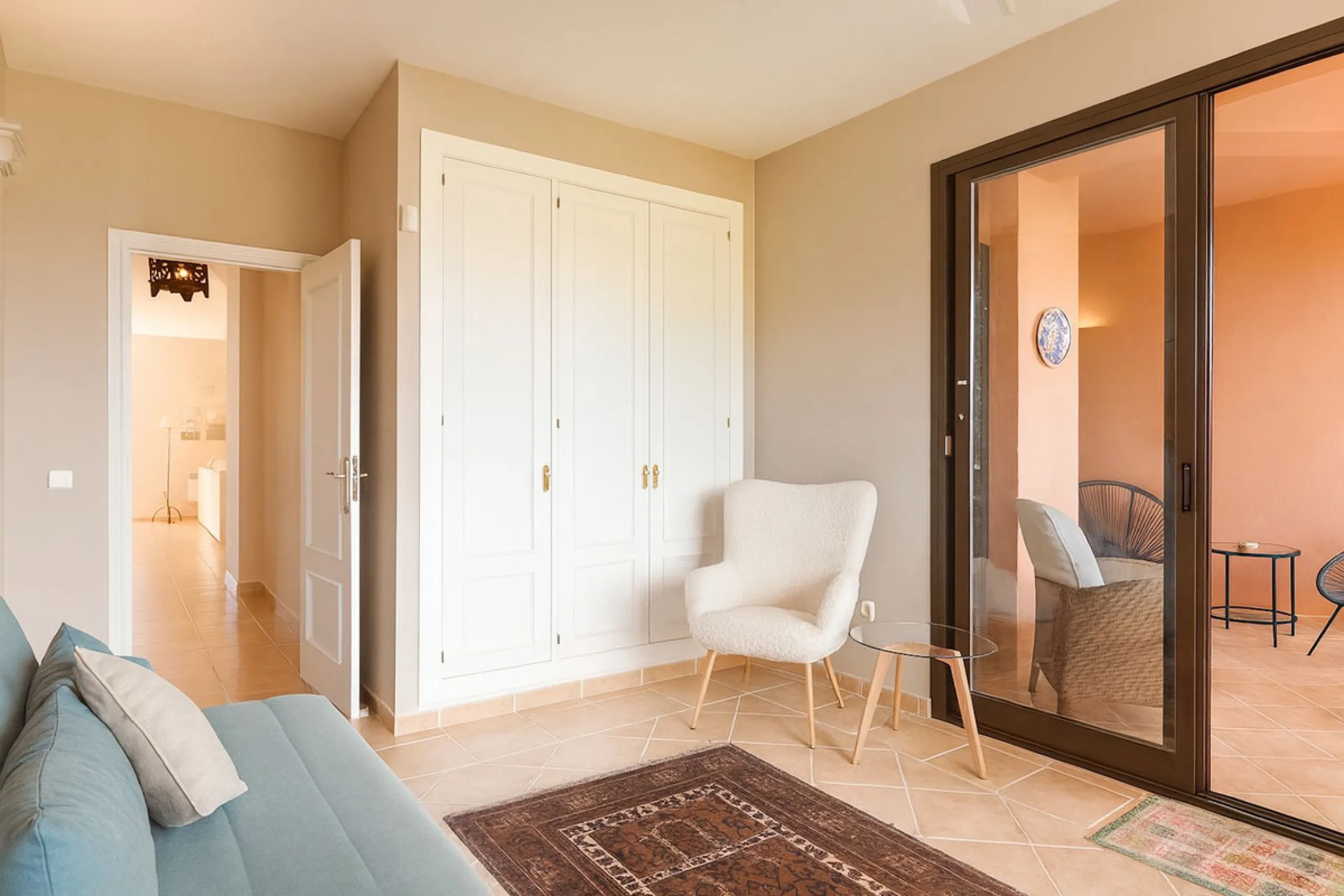 This is a bright and well-kept 3-bedroom apartment in La Mairena, offering a great mix of space, views and comfort.