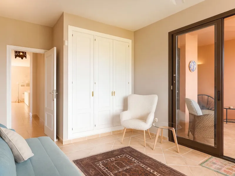 This is a bright and well-kept 3-bedroom apartment in La Mairena, offering a great mix of space, views and comfort.
