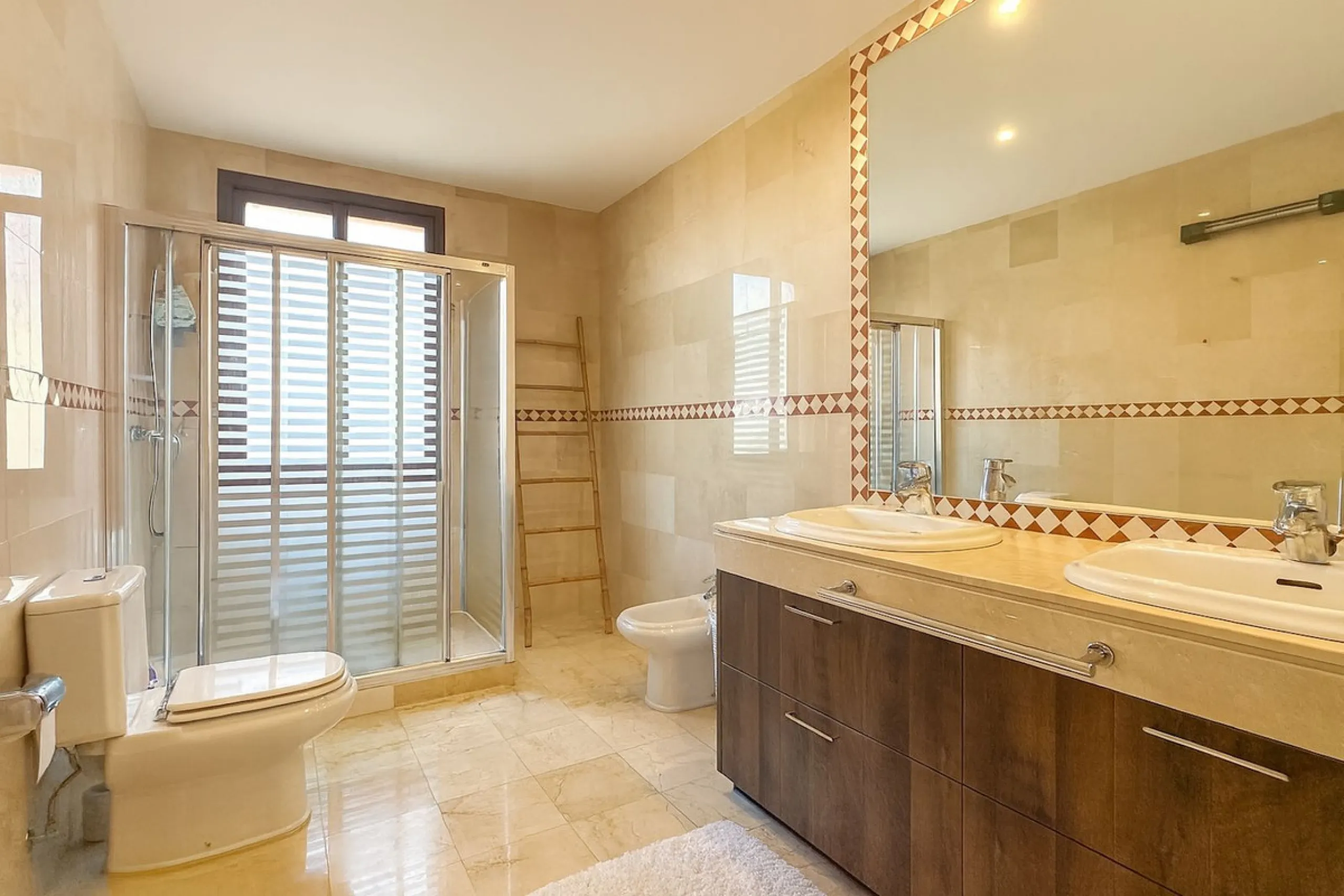 This is a bright and well-kept 3-bedroom apartment in La Mairena, offering a great mix of space, views and comfort.