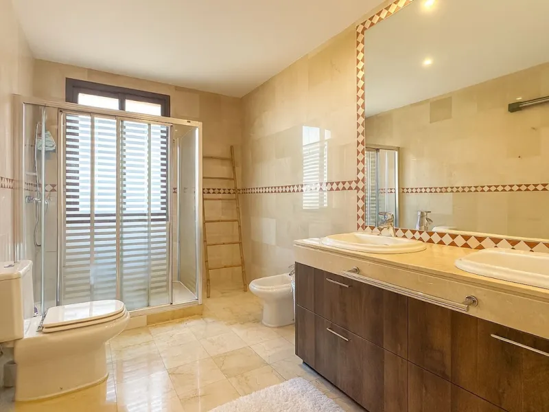 This is a bright and well-kept 3-bedroom apartment in La Mairena, offering a great mix of space, views and comfort.