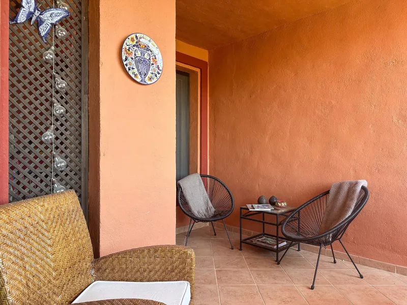 This is a bright and well-kept 3-bedroom apartment in La Mairena, offering a great mix of space, views and comfort.