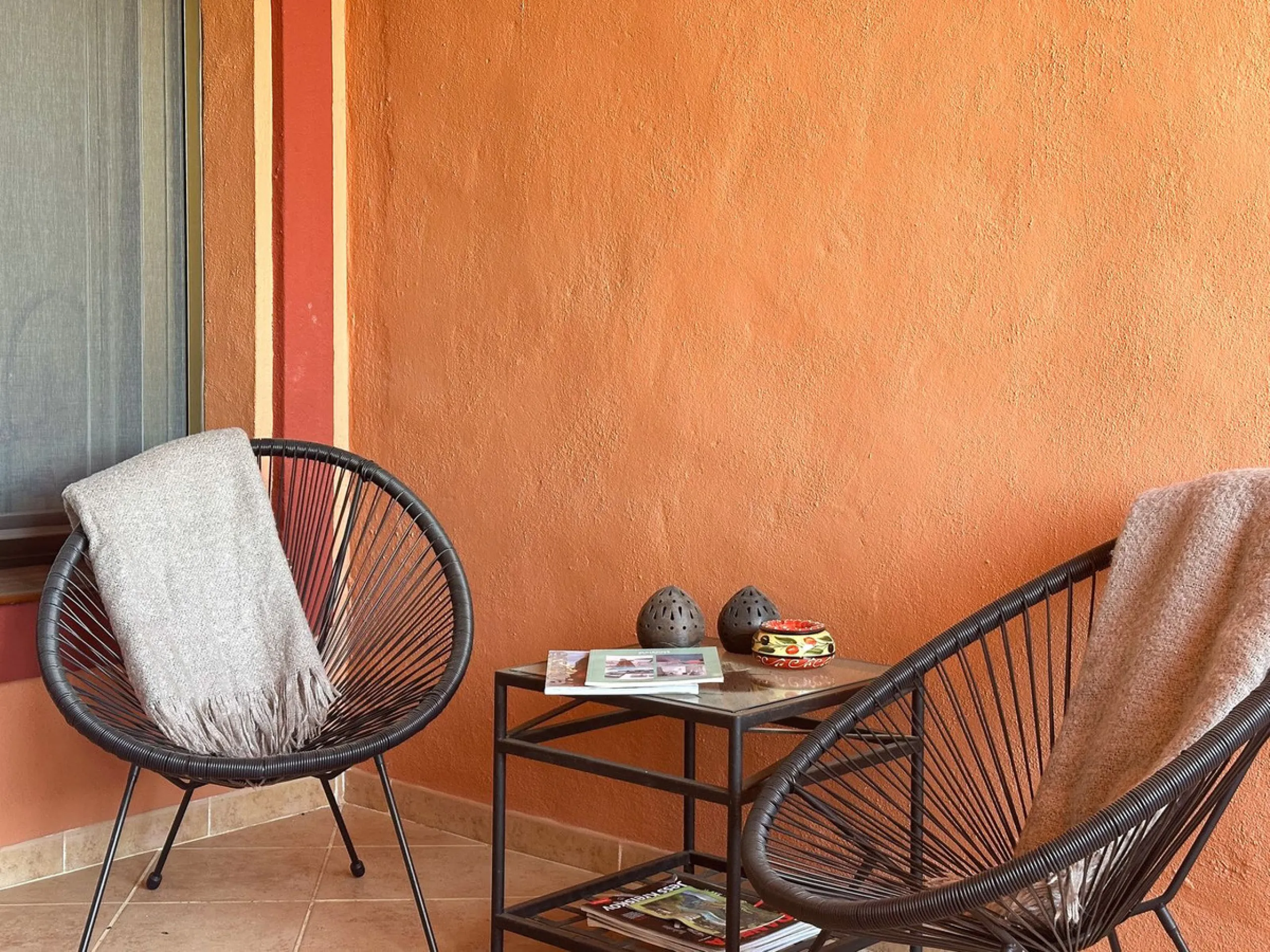 This is a bright and well-kept 3-bedroom apartment in La Mairena, offering a great mix of space, views and comfort.
