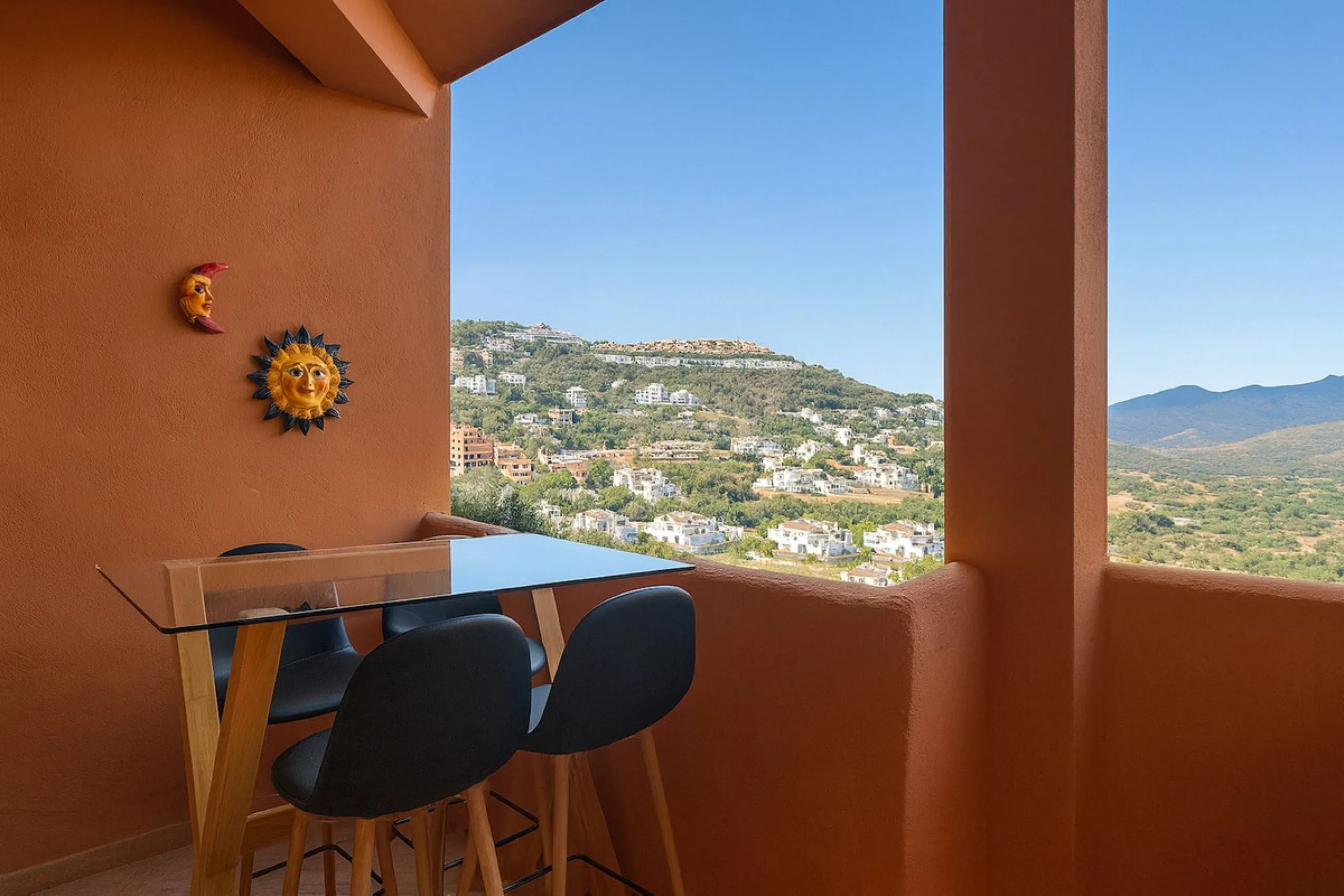 This is a bright and well-kept 3-bedroom apartment in La Mairena, offering a great mix of space, views and comfort.