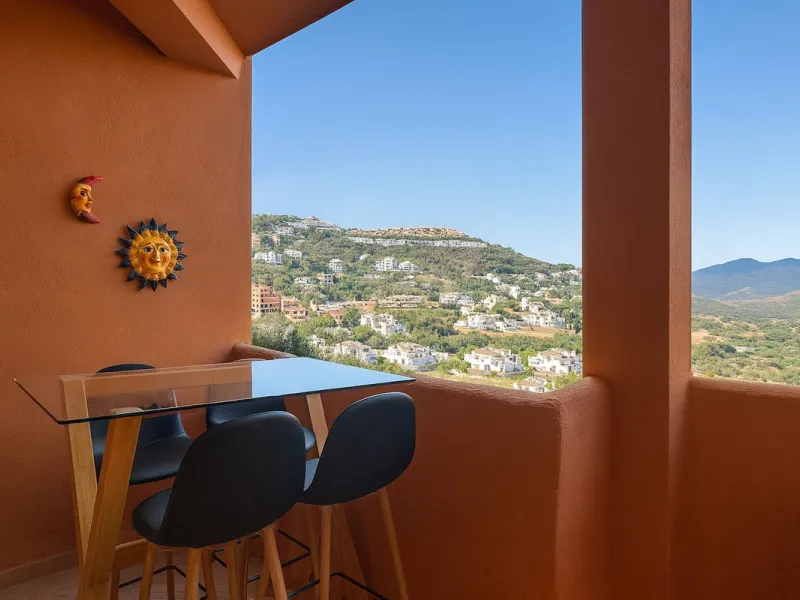 This is a bright and well-kept 3-bedroom apartment in La Mairena, offering a great mix of space, views and comfort.