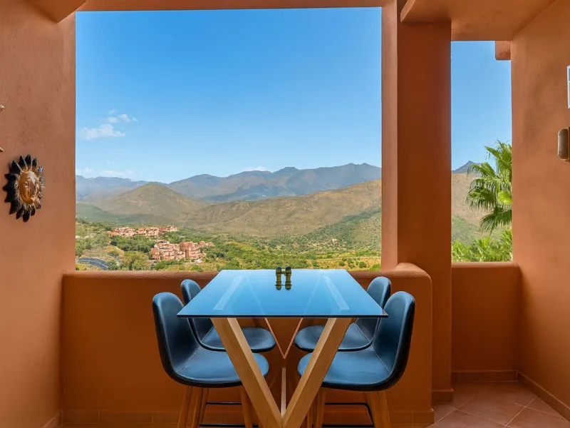 This is a bright and well-kept 3-bedroom apartment in La Mairena, offering a great mix of space, views and comfort.
