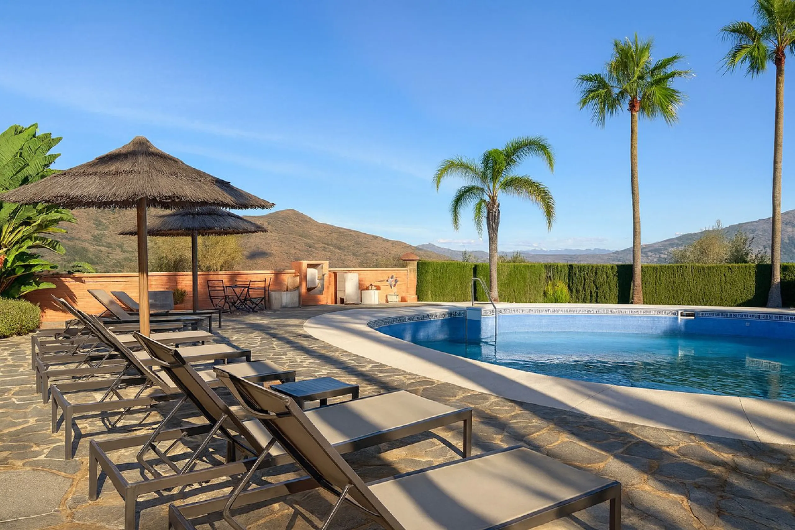 This is a bright and well-kept 3-bedroom apartment in La Mairena, offering a great mix of space, views and comfort.