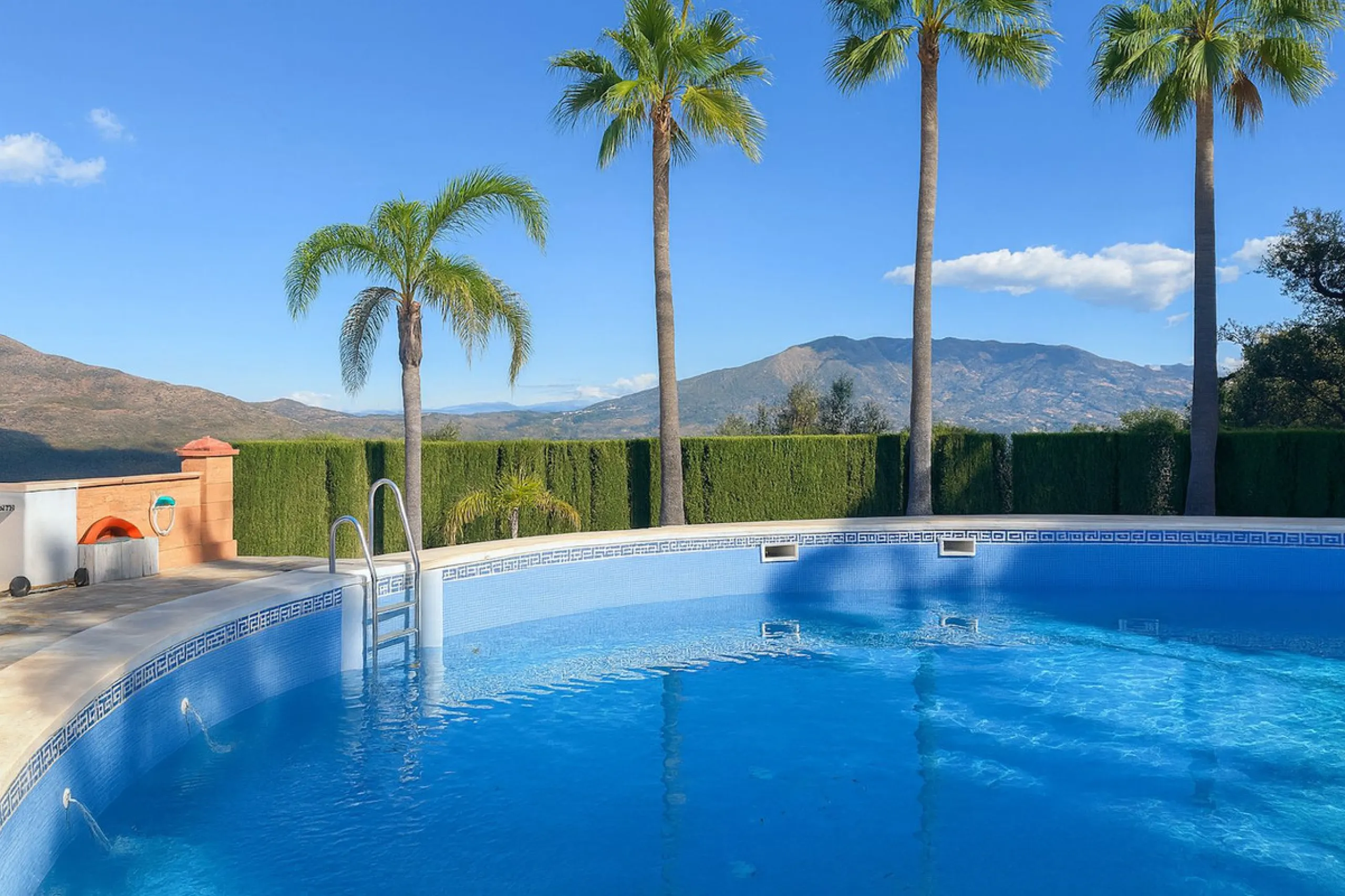 This is a bright and well-kept 3-bedroom apartment in La Mairena, offering a great mix of space, views and comfort.