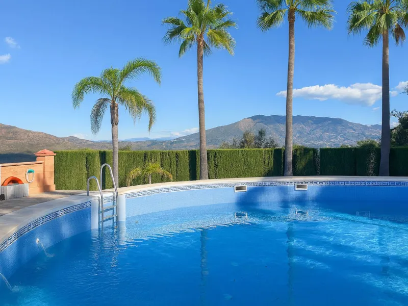 This is a bright and well-kept 3-bedroom apartment in La Mairena, offering a great mix of space, views and comfort.