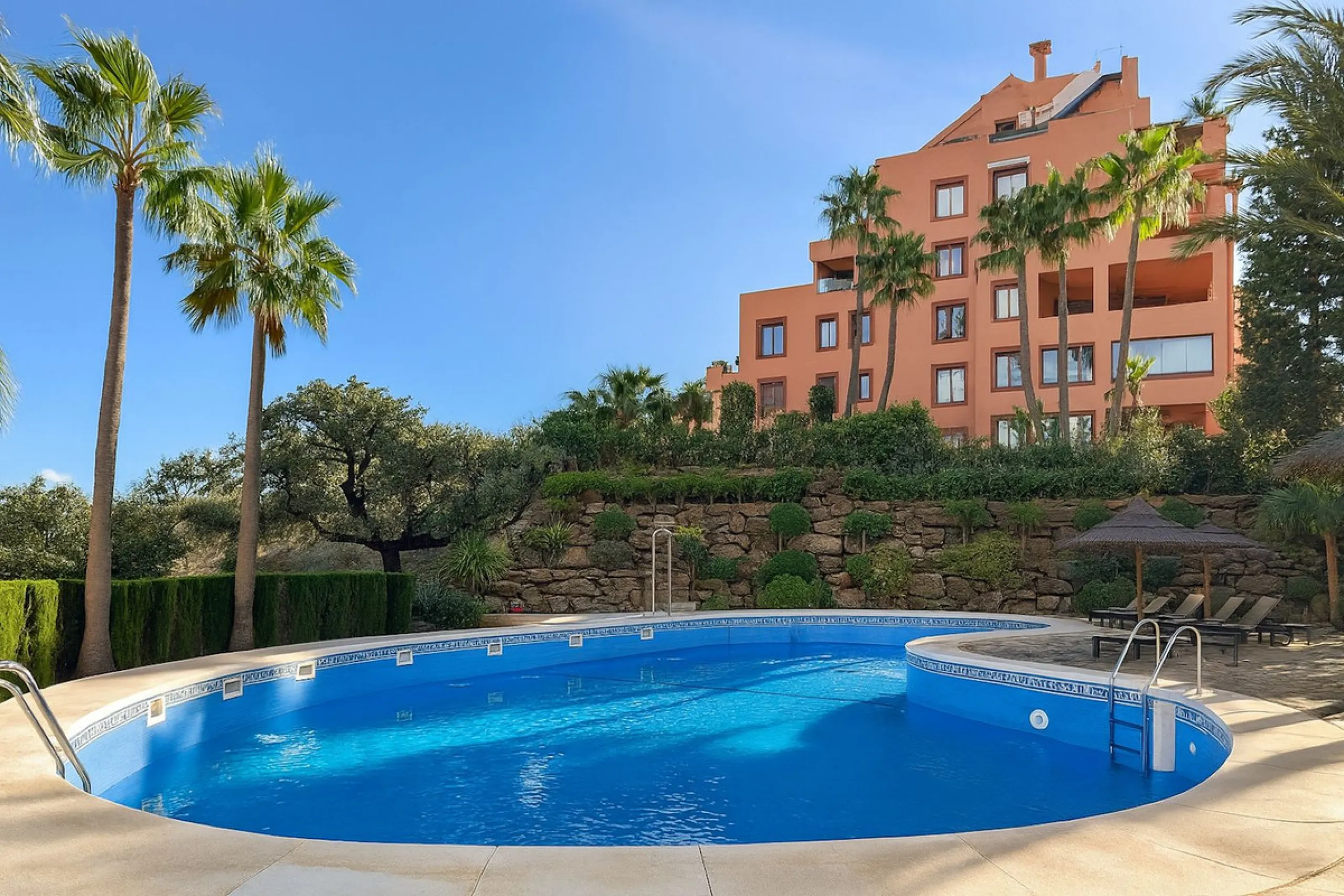 This is a bright and well-kept 3-bedroom apartment in La Mairena, offering a great mix of space, views and comfort.