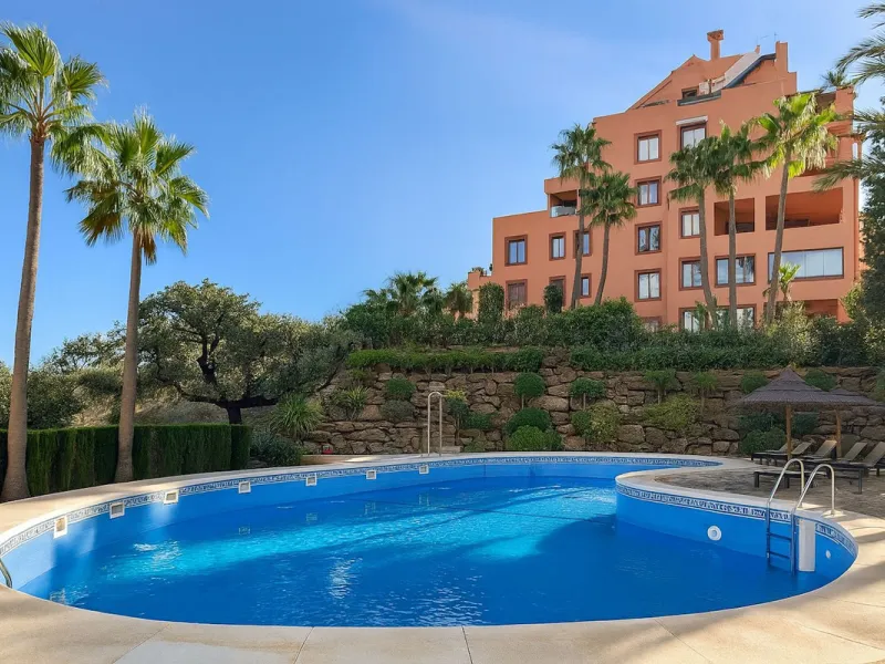 This is a bright and well-kept 3-bedroom apartment in La Mairena, offering a great mix of space, views and comfort.
