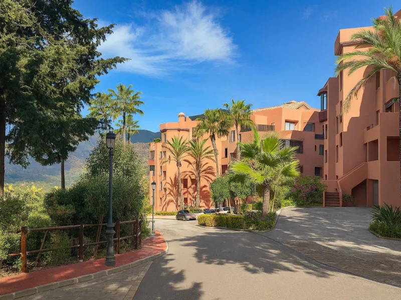 This is a bright and well-kept 3-bedroom apartment in La Mairena, offering a great mix of space, views and comfort.