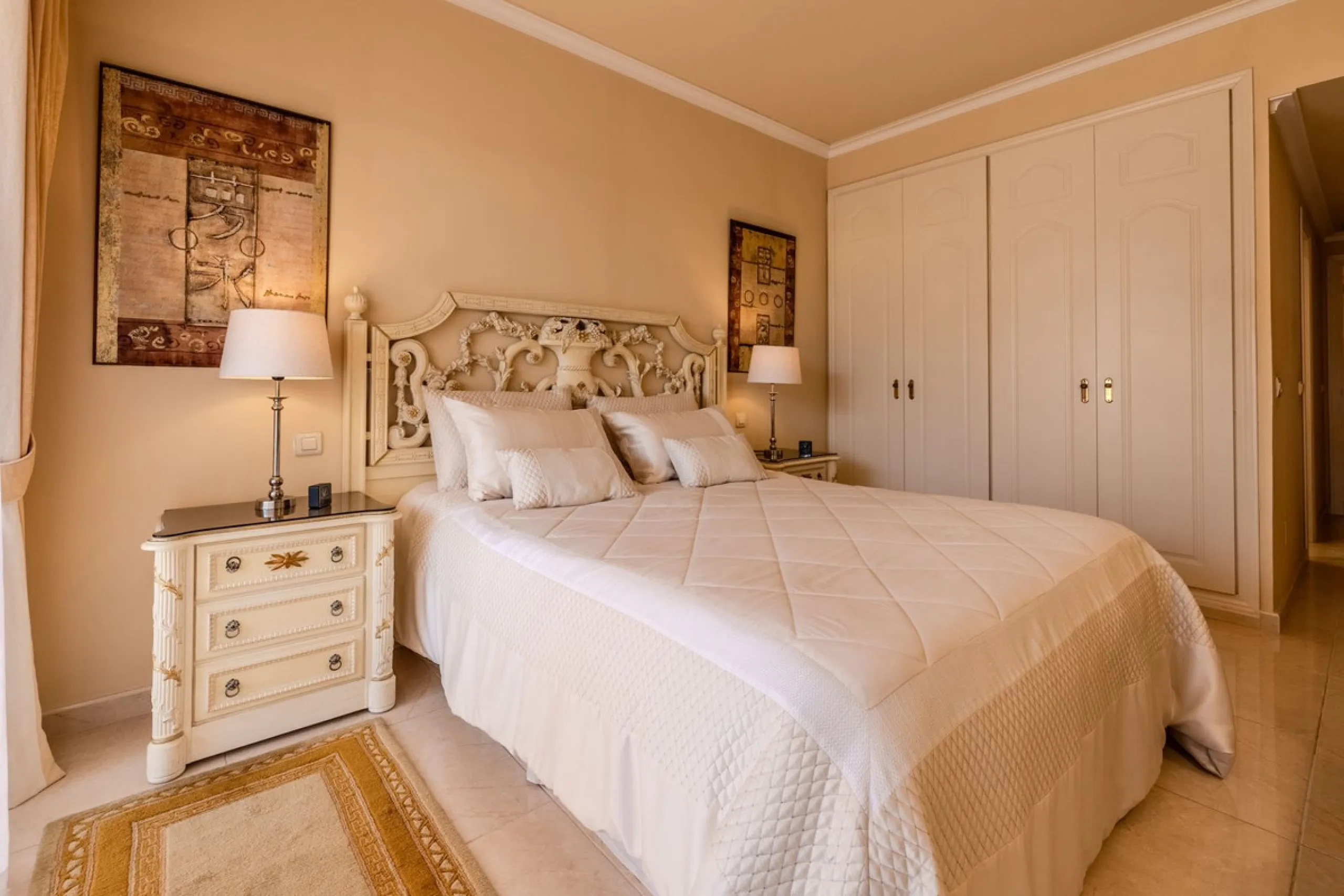 Magnificent ground-floor apartment in the exclusive Embrujo Playa development, one of Marbella's most sought-after areas thanks to its privileged seaside location and its proximity to Puerto Banús. The property offers two spacious bedrooms and 172 m² of i