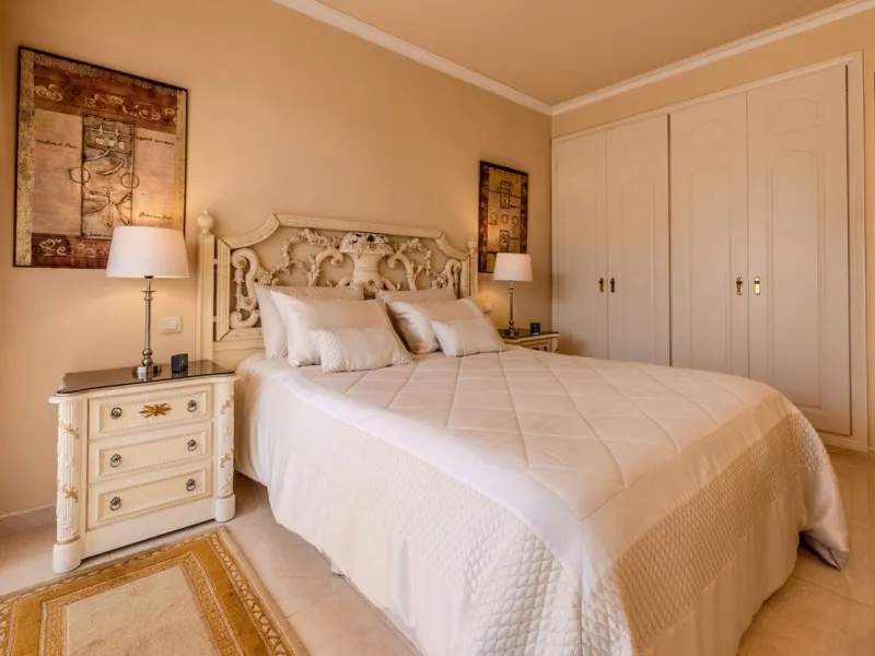 Magnificent ground-floor apartment in the exclusive Embrujo Playa development, one of Marbella's most sought-after areas thanks to its privileged seaside location and its proximity to Puerto Banús. The property offers two spacious bedrooms and 172 m² of i
