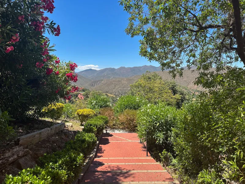 This is a bright and well-kept 3-bedroom apartment in La Mairena, offering a great mix of space, views and comfort.