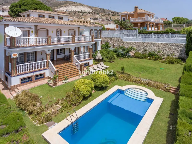 Majestic classic villa with abundance of space! built to very high standards in 1992 in the Monte Alto Urbanization. 10 bed rooms + kitchen and living distributed over the top and main floor.  Further a it has  a large basement with second kitchen and liv