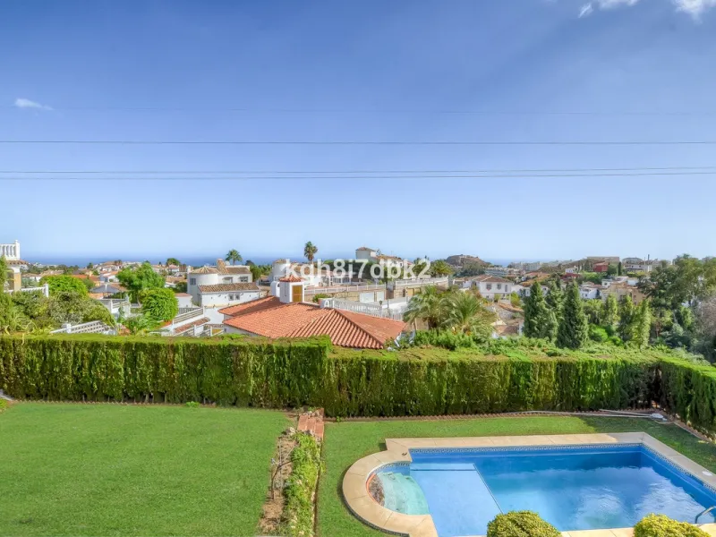 House - Detached Villa в продаже в Benalmadena, Málaga. В доме 10 спален и 5 ванных комнат. Площадь дома 795 м². Площадь участка 960 м²