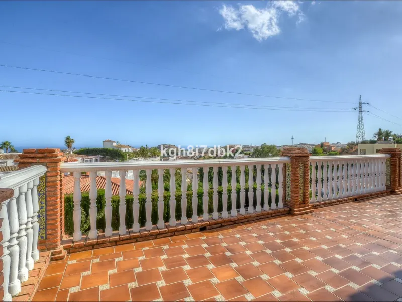 House - Detached Villa в продаже в Benalmadena, Málaga. В доме 10 спален и 5 ванных комнат. Площадь дома 795 м². Площадь участка 960 м²