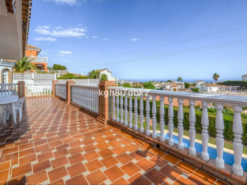 House - Detached Villa в продаже в Benalmadena, Málaga. В доме 10 спален и 5 ванных комнат. Площадь дома 795 м². Площадь участка 960 м²