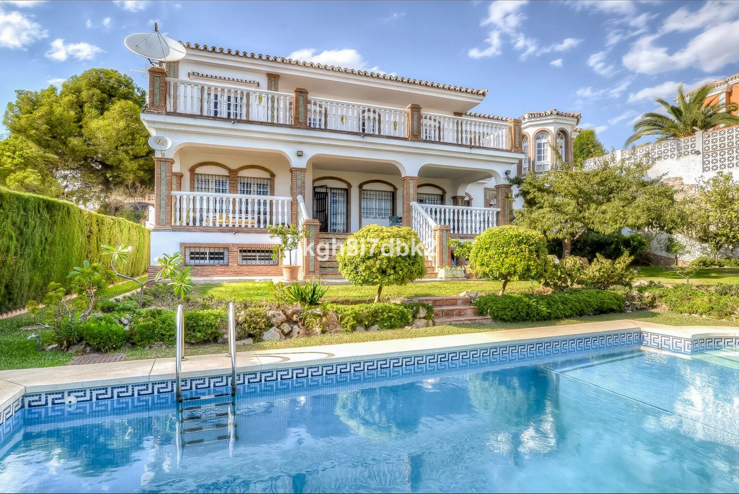 House - Detached Villa в продаже в Benalmadena, Málaga. В доме 10 спален и 5 ванных комнат. Площадь дома 795 м². Площадь участка 960 м²