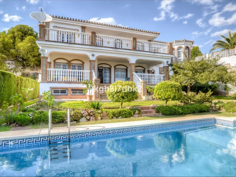 House - Detached Villa в продаже в Benalmadena, Málaga. В доме 10 спален и 5 ванных комнат. Площадь дома 795 м². Площадь участка 960 м²