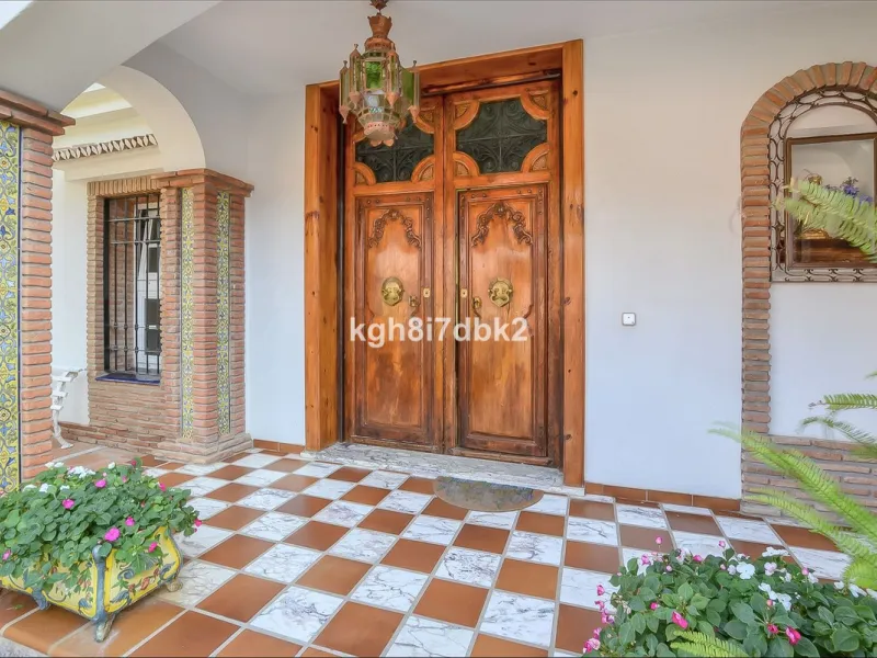 House - Detached Villa в продаже в Benalmadena, Málaga. В доме 10 спален и 5 ванных комнат. Площадь дома 795 м². Площадь участка 960 м²