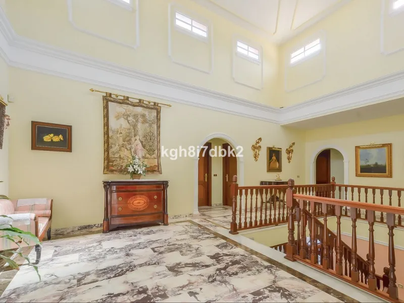 House - Detached Villa в продаже в Benalmadena, Málaga. В доме 10 спален и 5 ванных комнат. Площадь дома 795 м². Площадь участка 960 м²