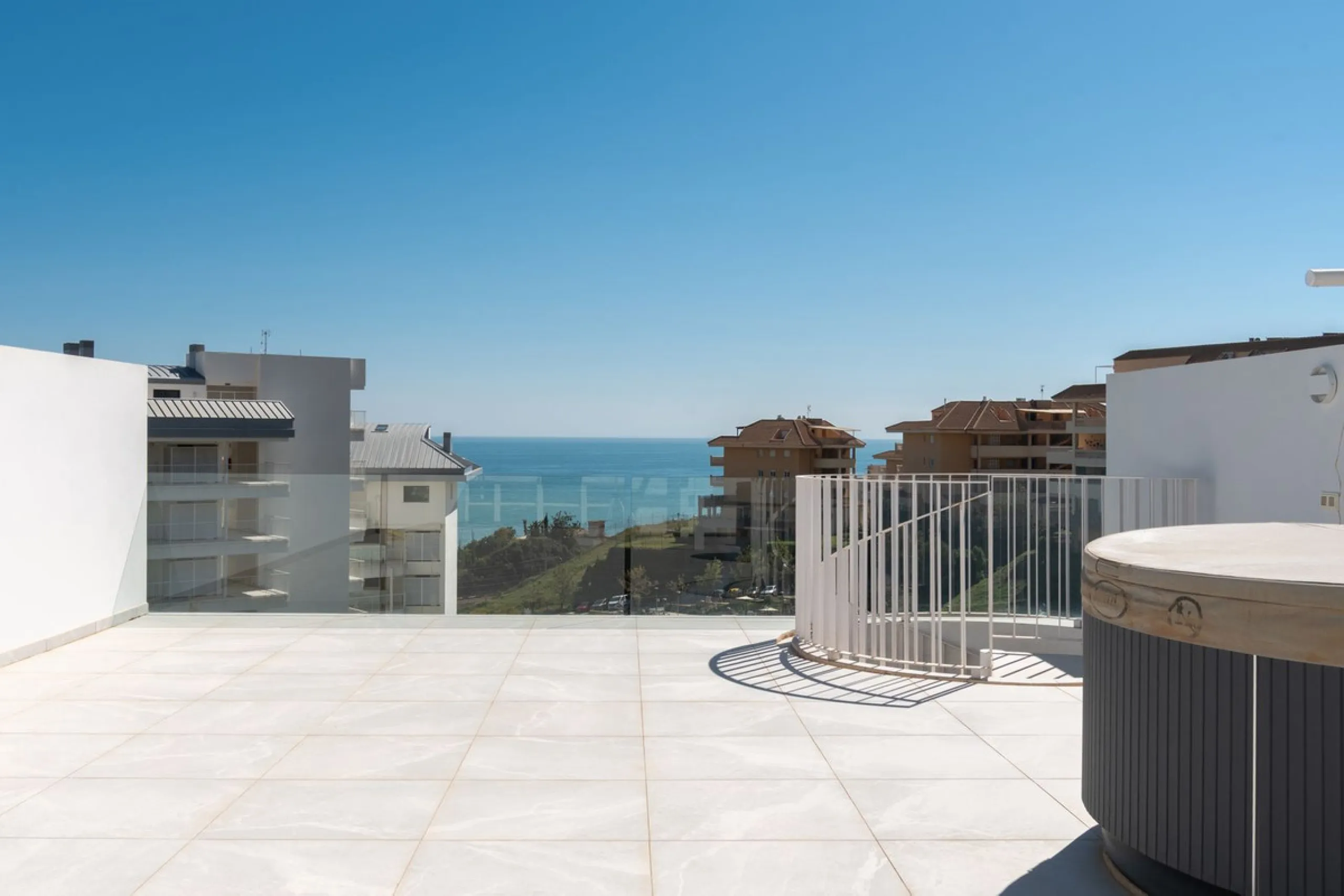 Modernes Haus in der begehrten Gegend Higuerón mit großer Dachterrasse und Whirlpool