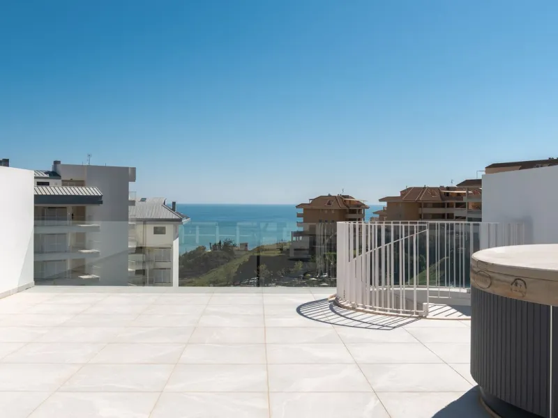 Modernes Haus in der begehrten Gegend Higuerón mit großer Dachterrasse und Whirlpool