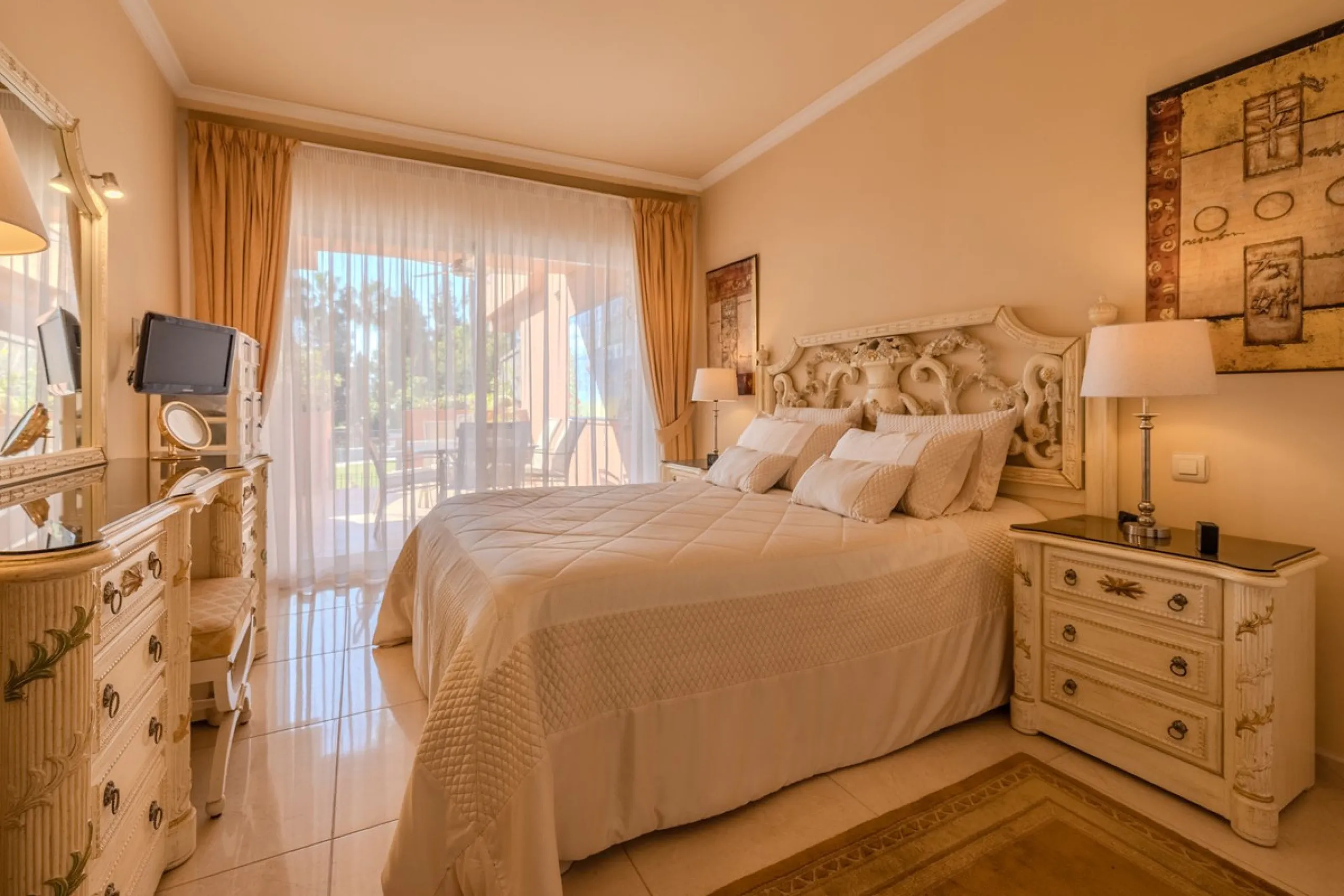 Magnificent ground-floor apartment in the exclusive Embrujo Playa development, one of Marbella's most sought-after areas thanks to its privileged seaside location and its proximity to Puerto Banús. The property offers two spacious bedrooms and 172 m² of i