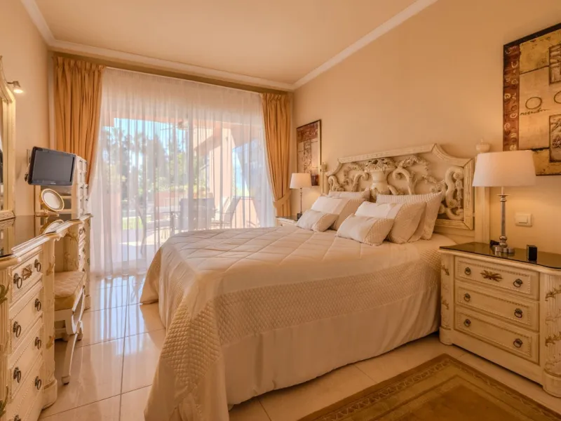 Magnificent ground-floor apartment in the exclusive Embrujo Playa development, one of Marbella's most sought-after areas thanks to its privileged seaside location and its proximity to Puerto Banús. The property offers two spacious bedrooms and 172 m² of i