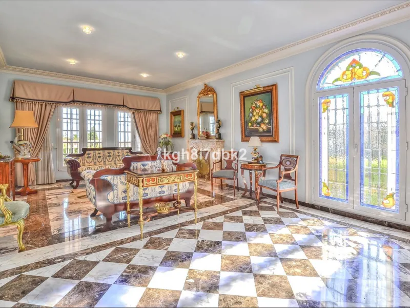 House - Detached Villa в продаже в Benalmadena, Málaga. В доме 10 спален и 5 ванных комнат. Площадь дома 795 м². Площадь участка 960 м²