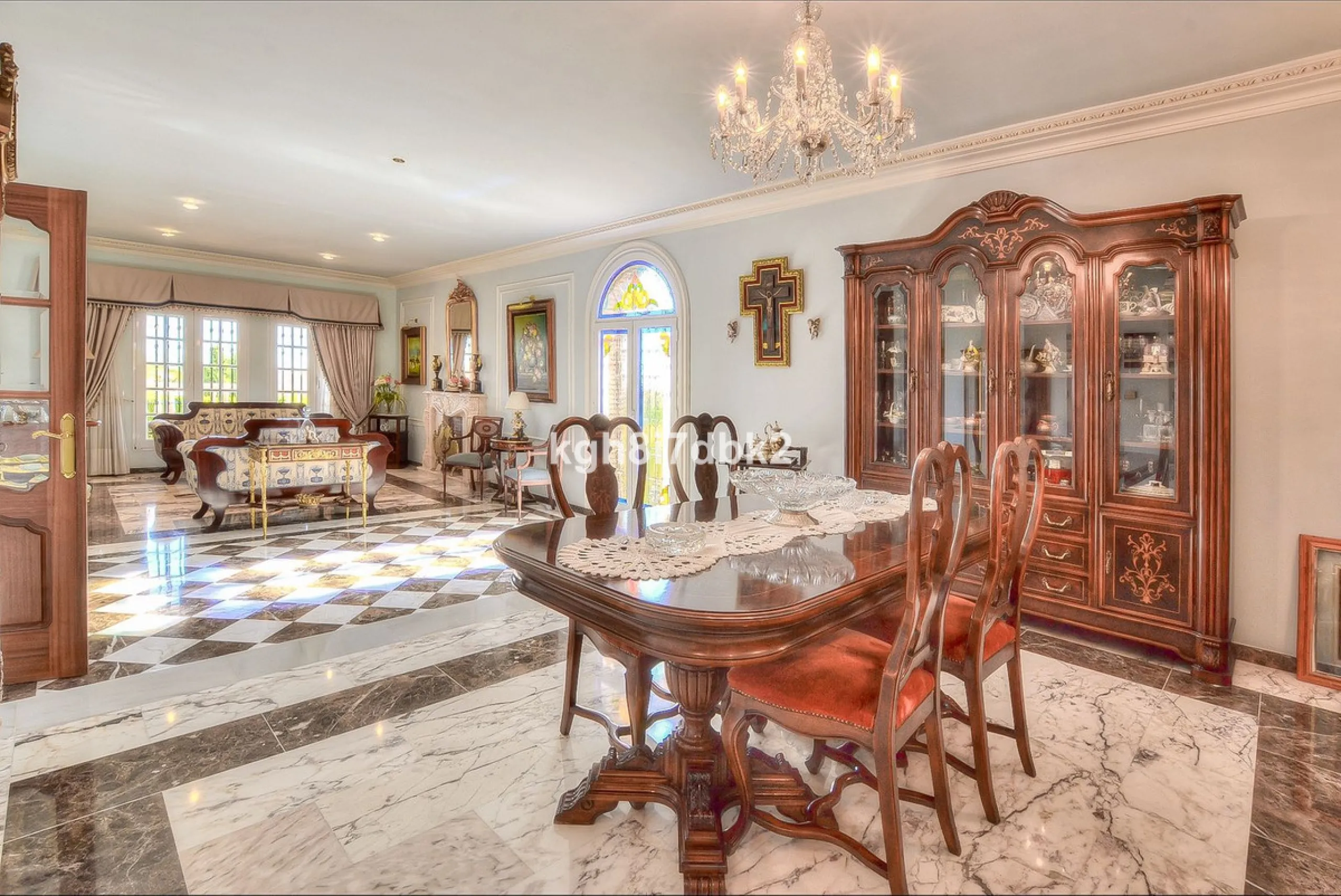House - Detached Villa в продаже в Benalmadena, Málaga. В доме 10 спален и 5 ванных комнат. Площадь дома 795 м². Площадь участка 960 м²