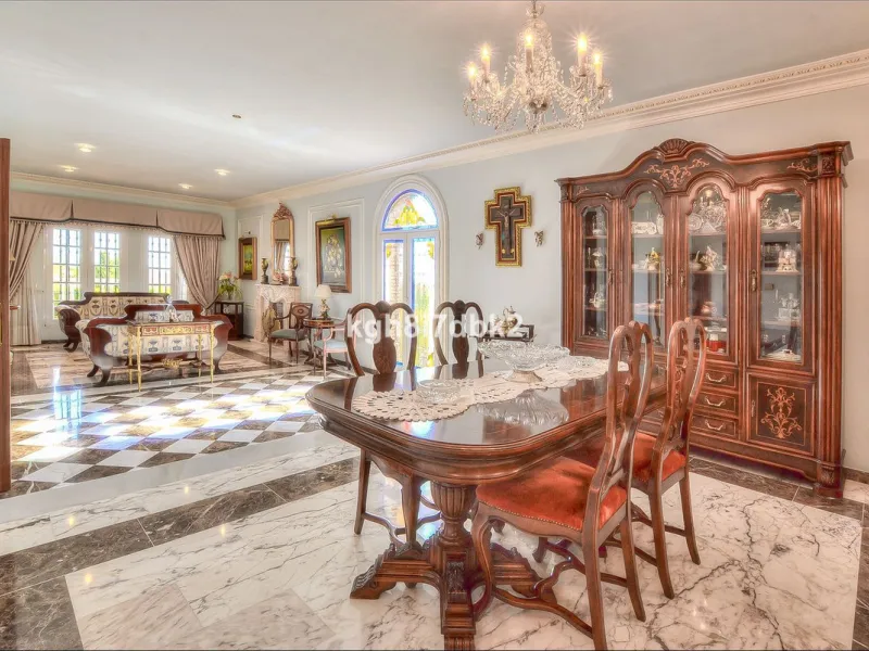 House - Detached Villa в продаже в Benalmadena, Málaga. В доме 10 спален и 5 ванных комнат. Площадь дома 795 м². Площадь участка 960 м²