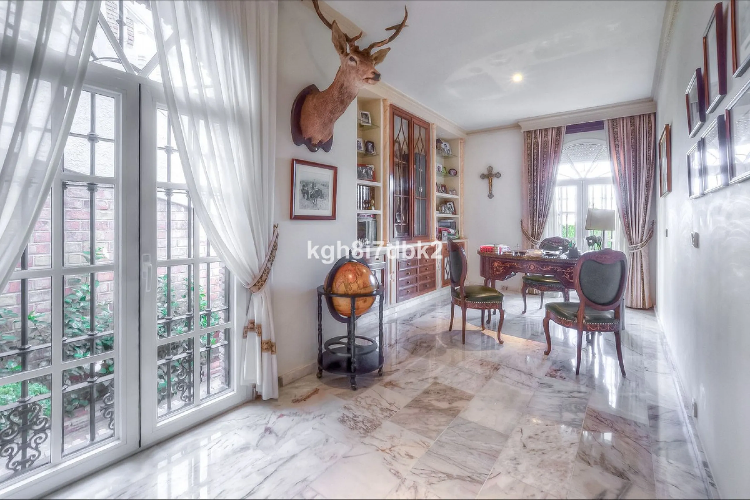 House - Detached Villa в продаже в Benalmadena, Málaga. В доме 10 спален и 5 ванных комнат. Площадь дома 795 м². Площадь участка 960 м²