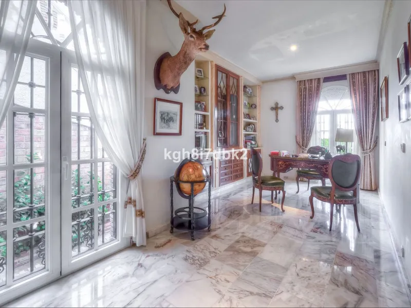 House - Detached Villa в продаже в Benalmadena, Málaga. В доме 10 спален и 5 ванных комнат. Площадь дома 795 м². Площадь участка 960 м²