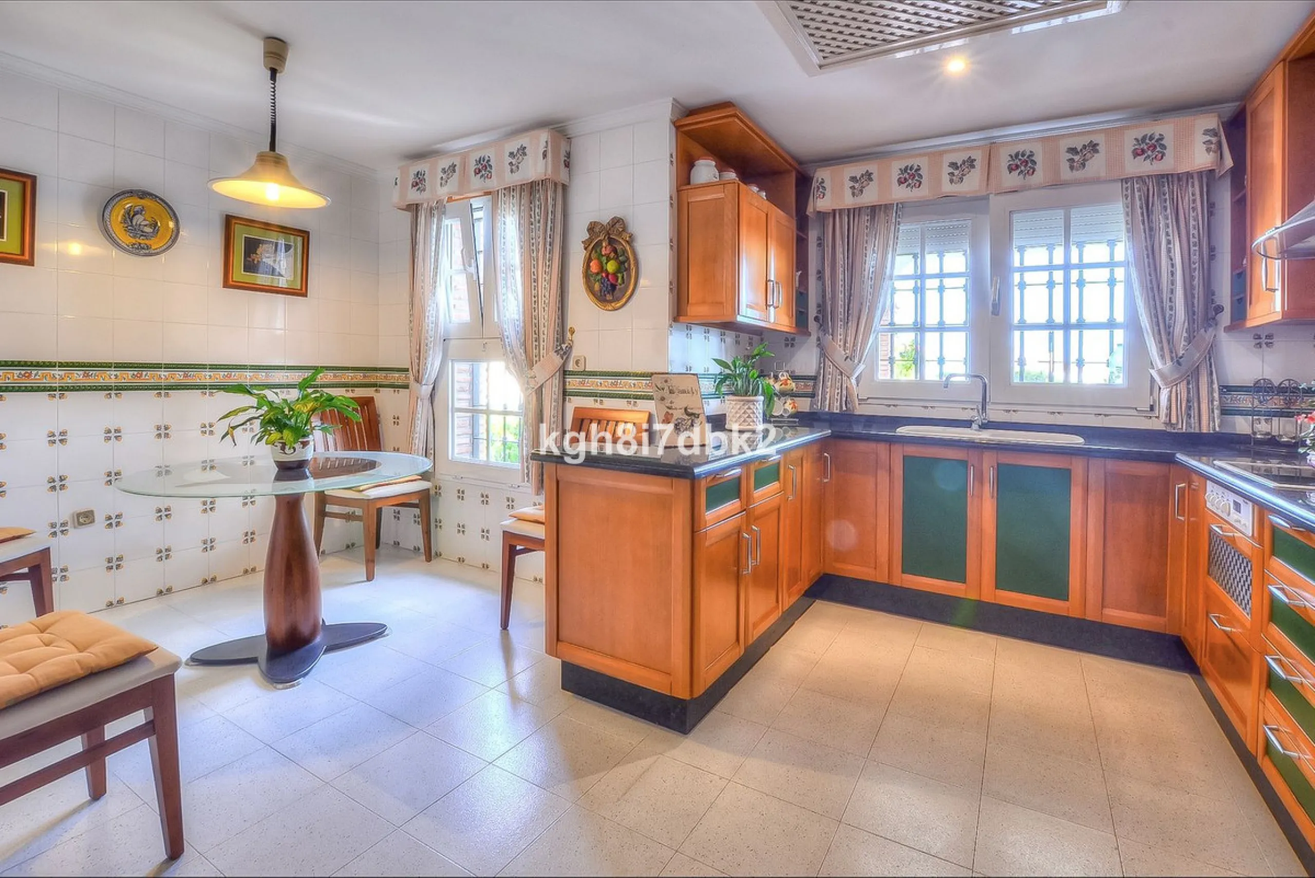 House - Detached Villa в продаже в Benalmadena, Málaga. В доме 10 спален и 5 ванных комнат. Площадь дома 795 м². Площадь участка 960 м²