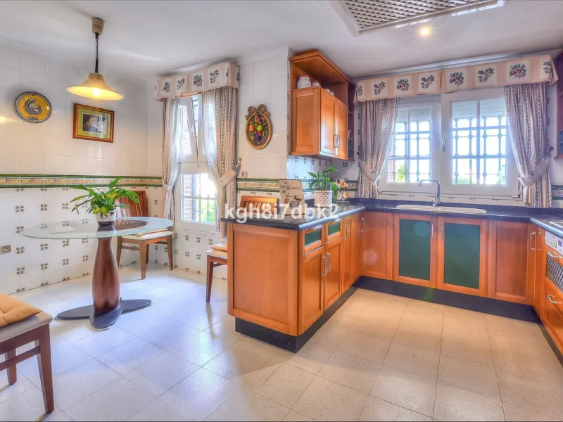 House - Detached Villa в продаже в Benalmadena, Málaga. В доме 10 спален и 5 ванных комнат. Площадь дома 795 м². Площадь участка 960 м²