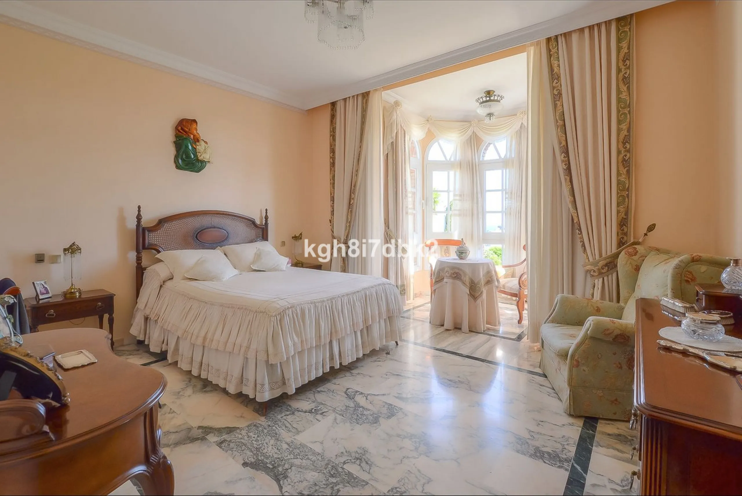 House - Detached Villa в продаже в Benalmadena, Málaga. В доме 10 спален и 5 ванных комнат. Площадь дома 795 м². Площадь участка 960 м²
